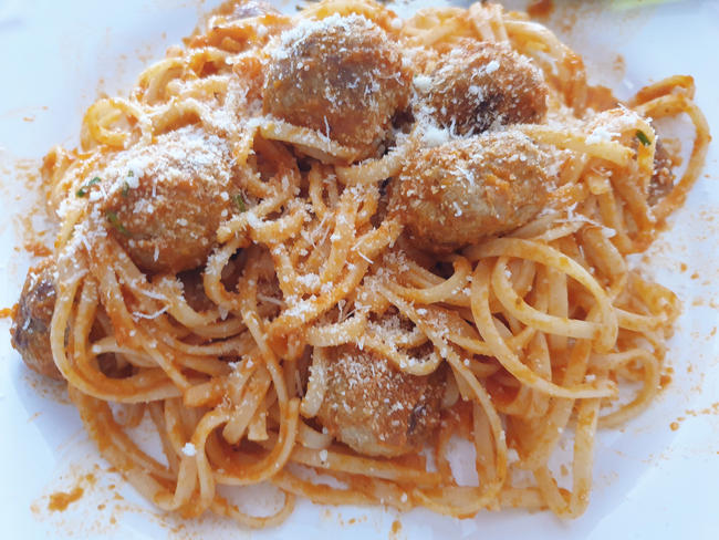 spaghetti-con-albóndigas