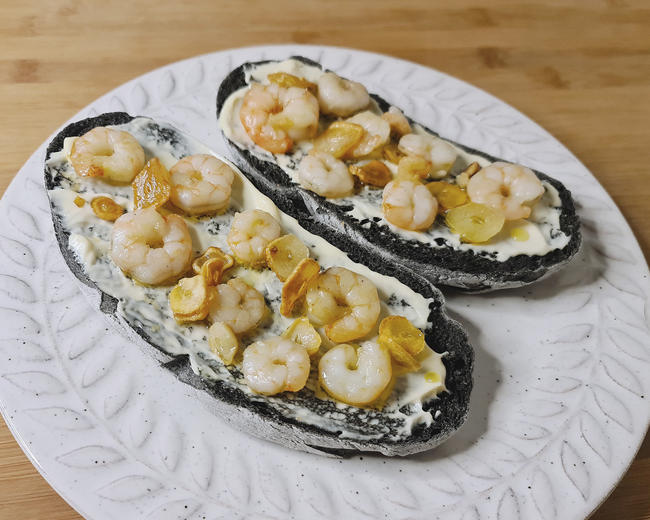 tosta-gambas-pan-negro-tinta-calamar-receta