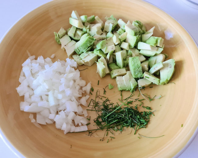 ingredientes tartar salmon y aguacate