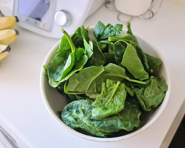 rollito de tortilla de espinacas y pollo