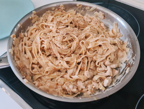 tallarines con pollo y salsa de cacahuete
