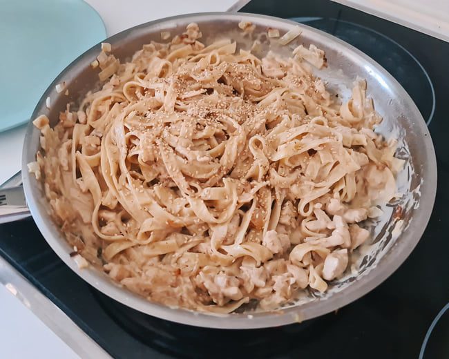 tallarines con pollo y salsa de cacahuete