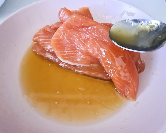 salmón con miel y limón y vinagreta de fresas