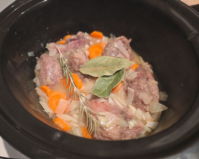 carrilleras en crockpot con salsa de verduras