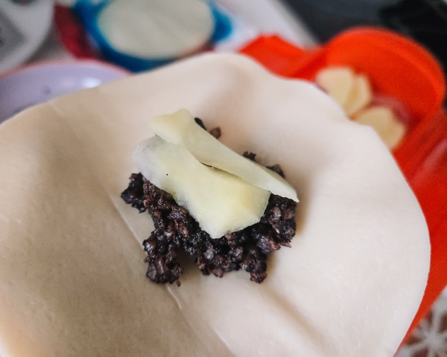como hacer saquitos de morcilla y manzana