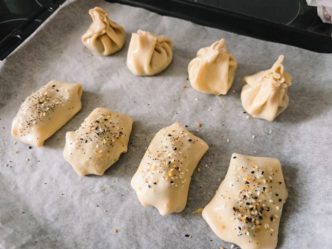 saquitos de morcilla y manzana con obleas para aperitivo