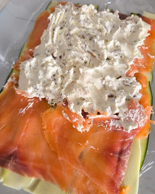 aperitivo salmón y queso crema rulo