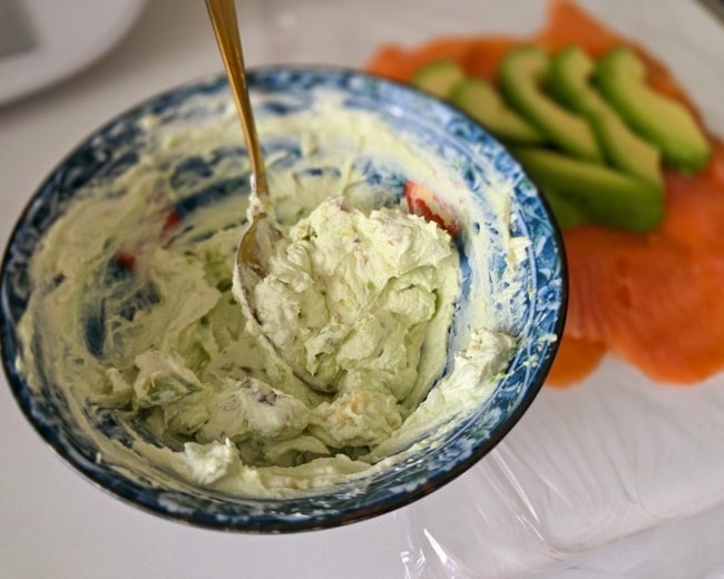 queso crema, salmón y aguacate aperitivo