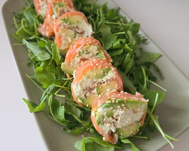 rulo de salmón y queso crema aperitivo