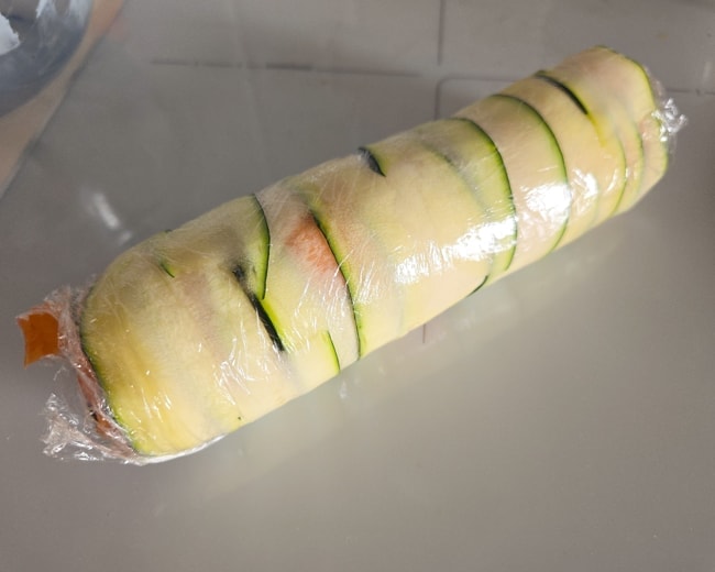 rulo enrollado salmón aguacate y calabacín