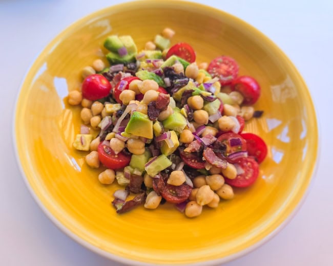 ensalada de garbanzos, lima y bacon