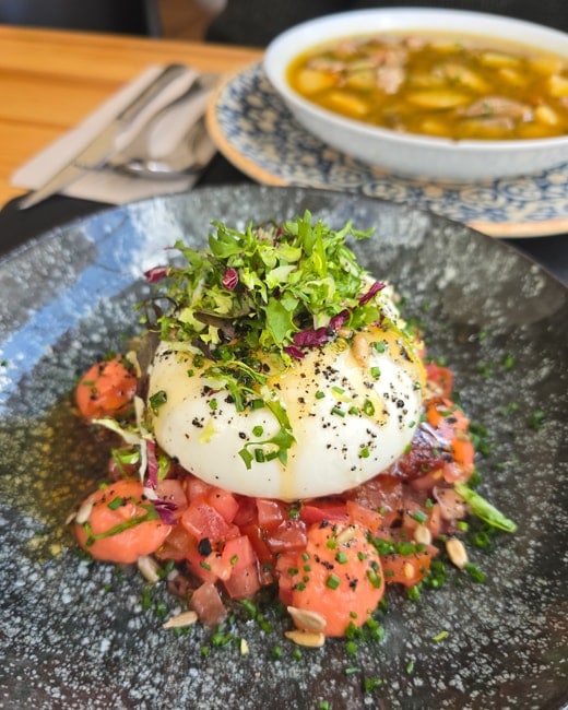 ensalada de tomate con burrata y pesto