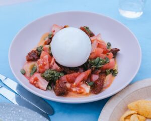 ensalada de tomate en 4 texturas con burrata