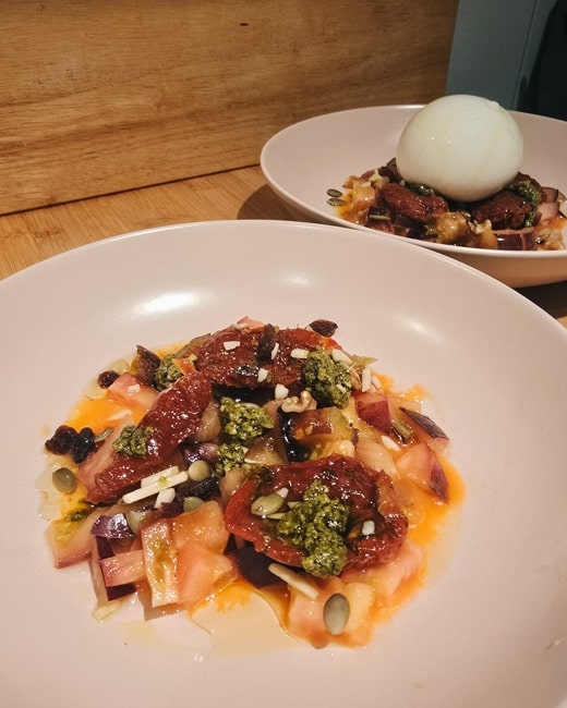 ensalada de tomate y pesto