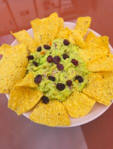 guacamole con mango y arándanos