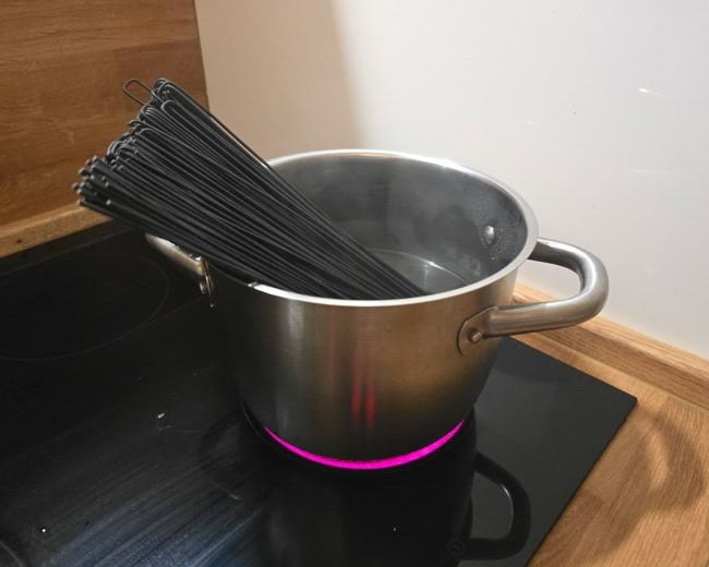 cocer pasta negra en casa