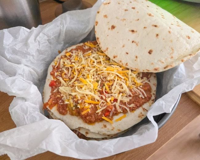 montaje lasaña de tortillas mexicanas