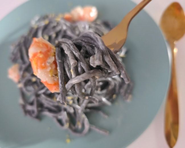 pasta negra con langostinos receta