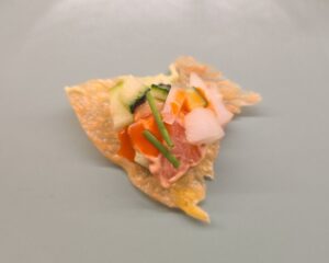 canapé navideño crujiente de salmón y aguacate