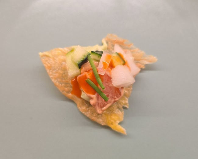 canapé navideño crujiente de salmón y aguacate