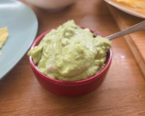 salsa de aguacate cremosa de yogur y lima