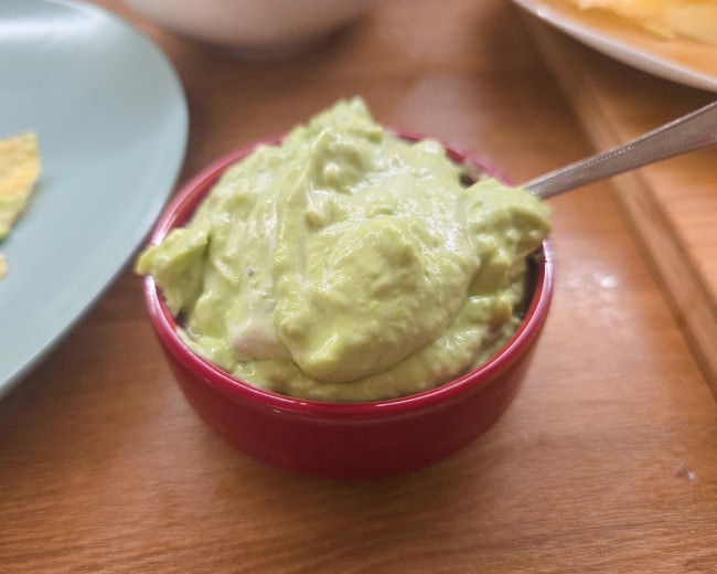salsa de aguacate cremosa de yogur y lima