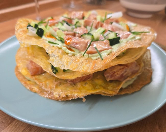 milhoja de salmón, pepito y aguacate con papel de arroz