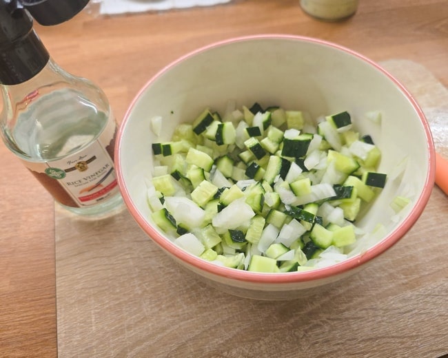 pepino y cebolla para el canapé navideño