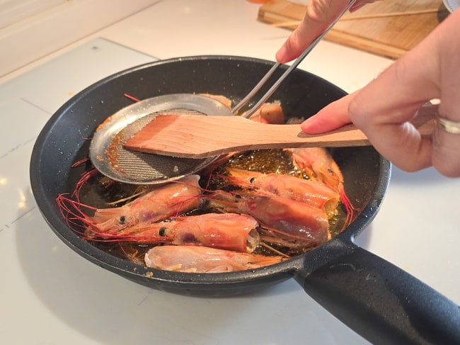 ensaladilla de gambas al ajillo preparación