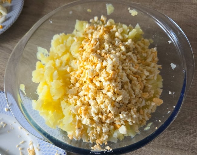 huevo y patata cocida para ensaladilla