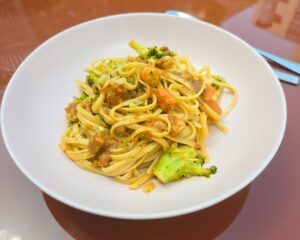 Tallarines con salsa de cacahuete